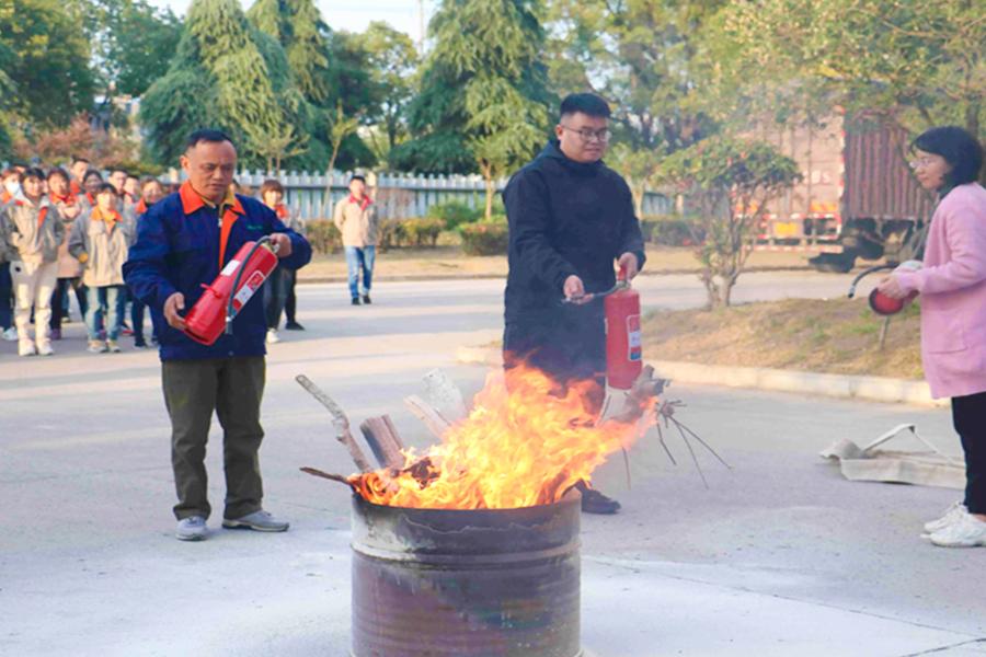 این شرکت تمرینات آتش نشانی را انجام می دهد
